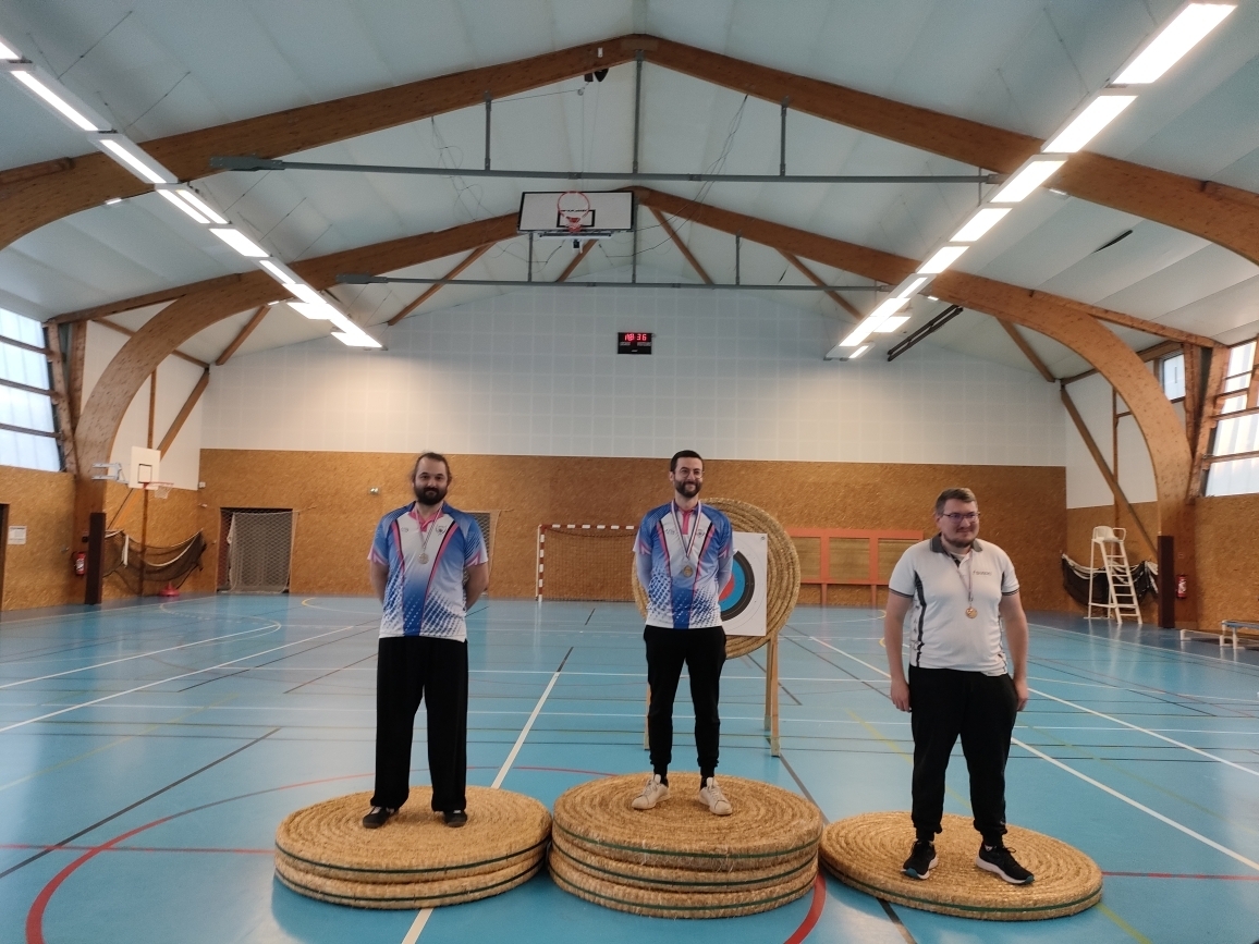 Concours salle loisirs spécial débutants St Aubin d'Aubigné : nos deux archers sur le podium en S1HCL !